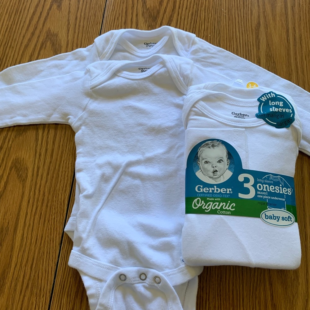 Gerber’s set of 5 onesies 3-6 months (EUC)